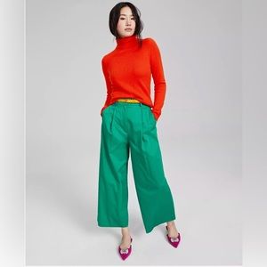 Women’s 100% cashmere turtleneck sweater.